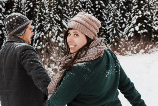 couple photo shoot in the snow at snoqualmie pass